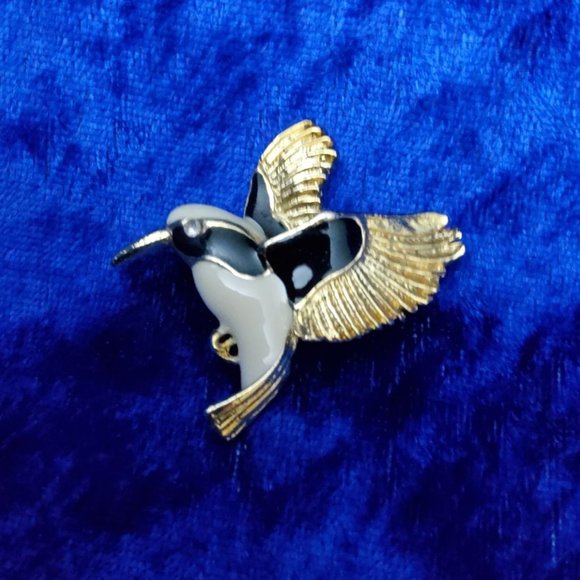 unmarked Jewelry - Vintage Un - Branded Rhinestone Goldtone and Enamel Hummingbird Brooch /Pin 1.75